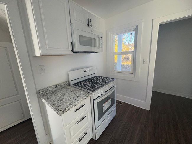 New gas range and microwave | Image 5