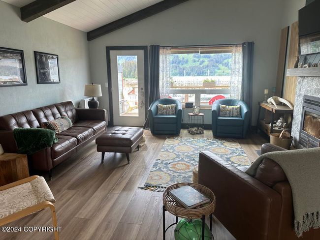 Upstairs Living room | Image 10
