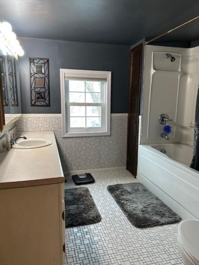 Upstairs Bath | Image 25