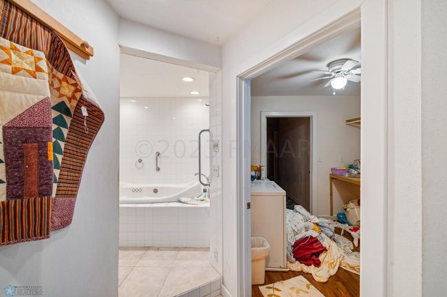 House bathroom & laundry | Image 19