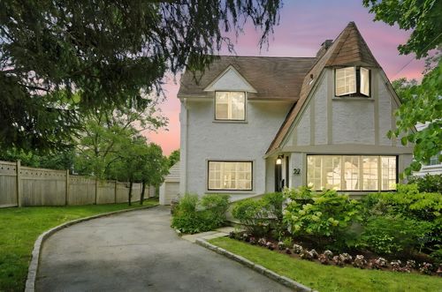 22 Cambridge Ct, Larchmont, NY, 10538-3206 | Card Image
