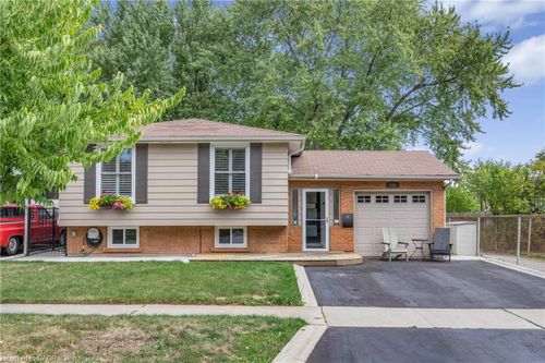 551 Chamberlain Rd, Burlington, ON, L7L2V2 | Card Image