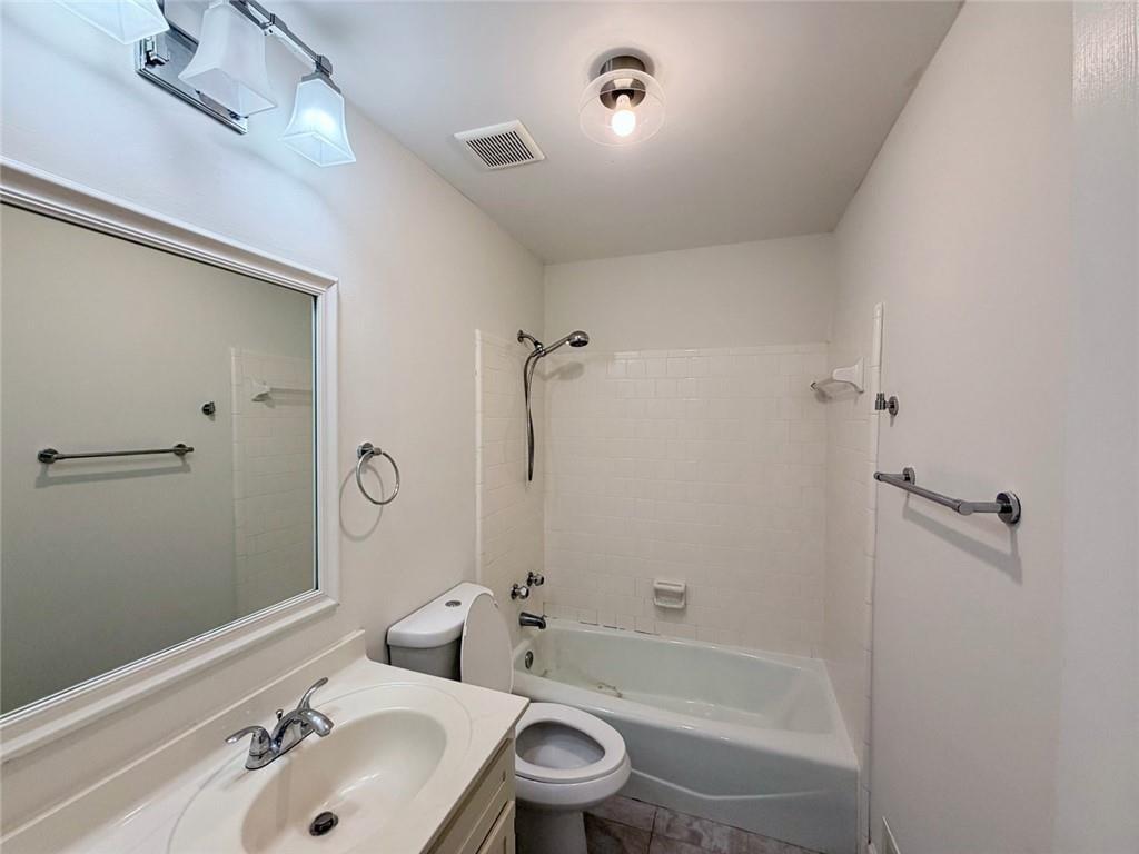 Residential Lease in Oakwood 4