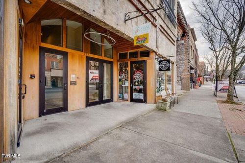 apt-300-217 Broad Street, Kingsport, TN, 37660 | Card Image