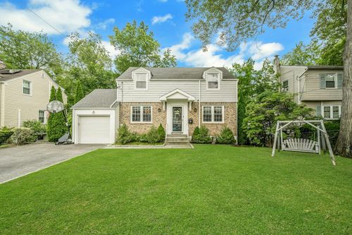 100 Clarence Rd, Scarsdale, NY, 10583-5708 | Card Image