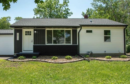 2013 Maplewood Dr, Cedar Falls, IA, 50613-5776 | Card Image