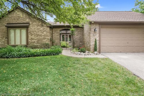 30715 River Crossing St, Bingham Farms, MI, 48025-4654 | Card Image