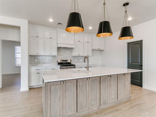 7701 Three Woods Ln, Yukon, OK, 73099-4097 | Card Image