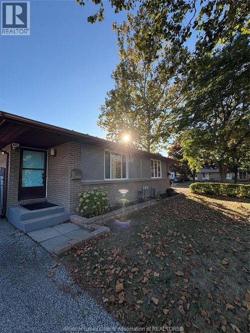 10605 Winslow Rd, Windsor, ON, N8R1C4 | Card Image