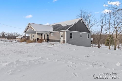 9275 Valley Hwy, Vermontville, MI, 49096-7513 | Card Image