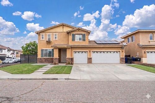 11746 Grotto Hills Ln, Victorville, CA, 92392-3700 | Card Image