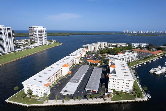 APT-102 - 21 Yacht Club Dr, Condo with 2 bedrooms, 2 bathrooms and null parking in North Palm Beach FL | Image 25