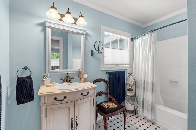 1704 W 34 Th St, House other with 3 bedrooms, 3 bathrooms and 3 parking in Austin TX | Image 21