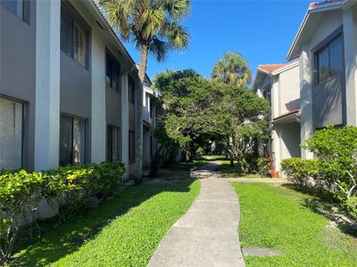 3228 - 3228 Coral Lake Lane, Condo with 2 bedrooms, 2 bathrooms and null parking in Coral Springs FL | Image 2