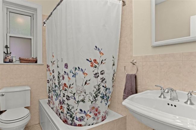 Bathroom with soaking tub | Image 8