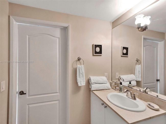 APT-806 - 17555 Atlantic Blvd, Condo with 2 bedrooms, 2 bathrooms and null parking in Sunny Isles Beach FL | Image 26