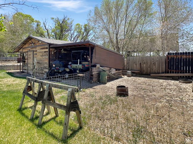 View of side of home with an outbuilding | Image 30