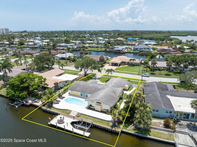 211 Jamaica Dr, House other with 3 bedrooms, 3 bathrooms and null parking in Cocoa Beach FL | Image 5