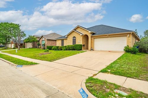 1028 Cedar Ridge Ln, Burleson, TX, 76028-5176 | Card Image