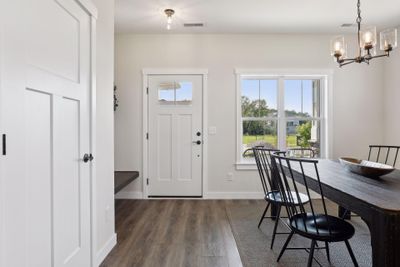 Bright & airy foyer | Image 3