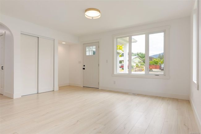 Bright entrance and living room | Image 13