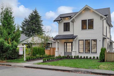 255 28 Th St W, House other with 6 bedrooms, 4 bathrooms and 4 parking in North Vancouver BC | Image 2