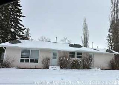12 - 320 7 Avenue Ne, Home with 3 bedrooms, 1 bathrooms and null parking in Three Hills AB | Card Image