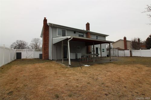 26 Circle Ln, Bay Shore, NY, 11706-4402 | Card Image