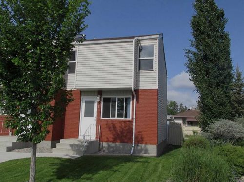 1 - 717 1 Street Sw, Home with 3 bedrooms, 1 bathrooms and 1 parking in High River AB | Card Image