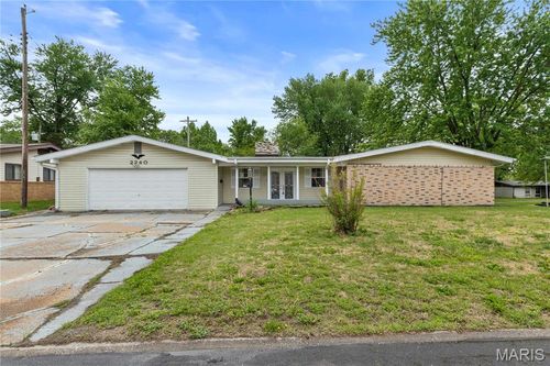 2240 Brook Dr, Florissant, MO, 63033-5514 | Card Image