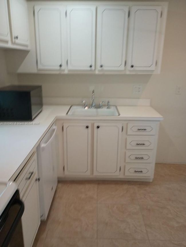 L - 500 Executive Center Dr, Condo with 1 bedrooms, 1 bathrooms and null parking in West Palm Beach FL | Image 8