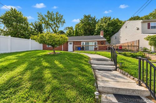 19 Cottage Ave, Newburgh, NY, 12550-3327 | Card Image