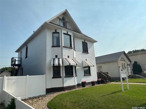 70 Stadacona St W, Moose Jaw, SK, S6H1Z1 | Card Image