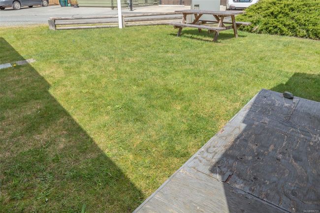 Sunny corner lot | Image 8