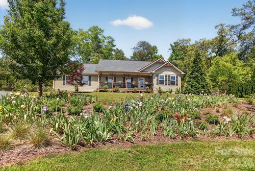 75 N Sunset Ridge Dr, Etowah, NC, 28729-7774 | Card Image