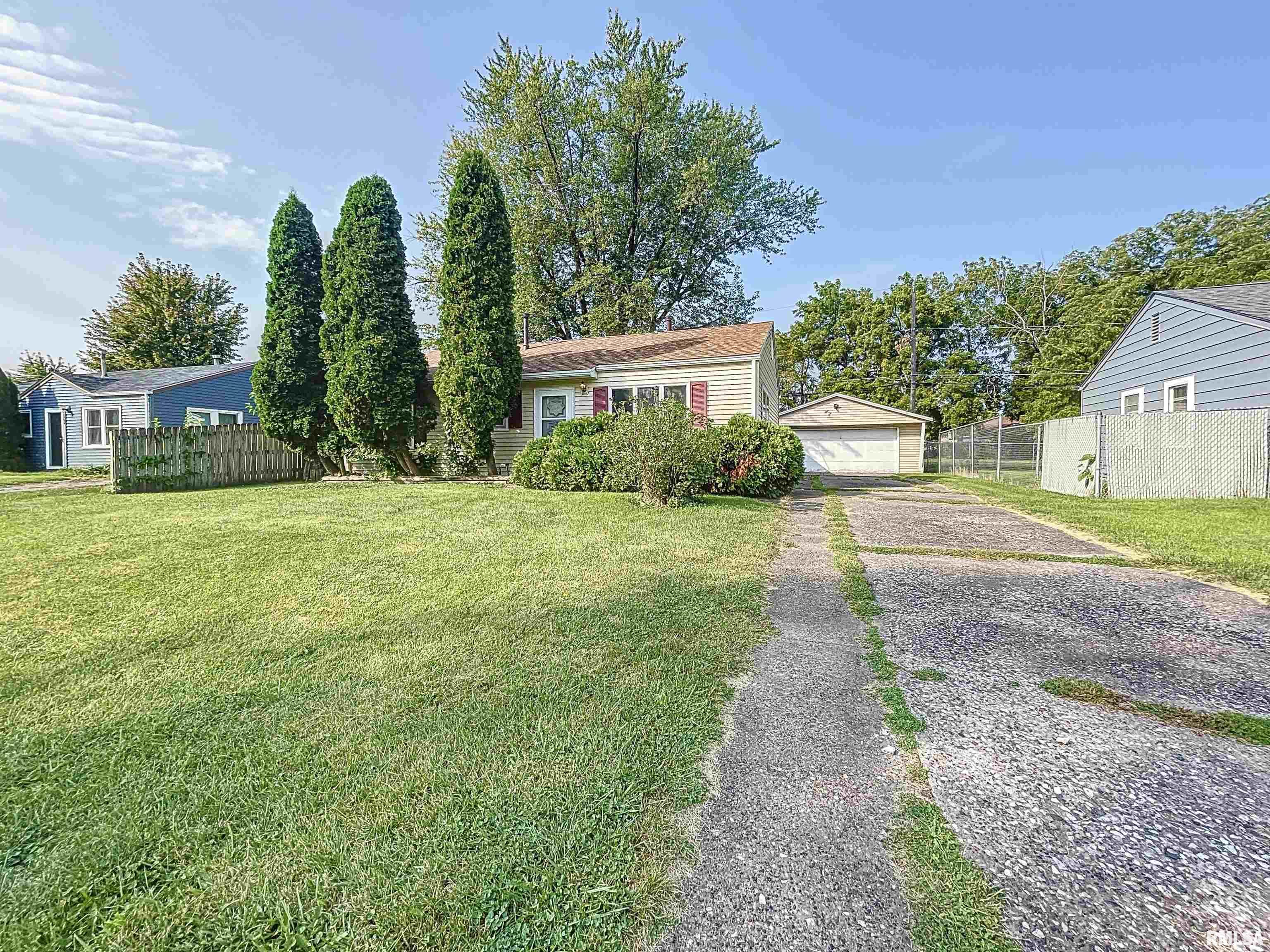 Pine St, Davenport, IA 52806