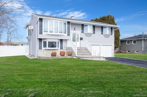 109 Utica St, Bay Shore, NY, 11706-4532 | Card Image