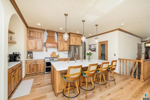 821 N Sylvan Dr, Sioux Falls, SD, 57110-4061 | Card Image