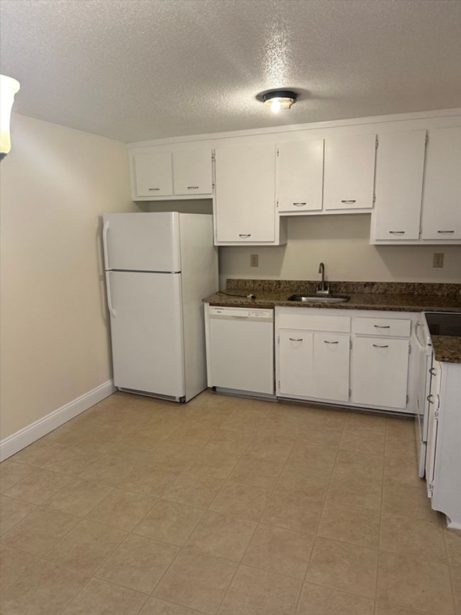 UNIT-6 - 1700 Skyline Dr, Condo with 2 bedrooms, 1 bathrooms and 2 parking in Lowell MA | Image 35