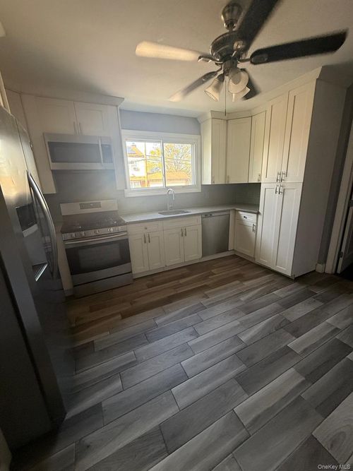 121 Carroll Ave, Valley Stream, NY, 11580-2917 | Card Image