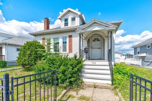 334 Sea St, Quincy, MA, 02169-2532 | Card Image