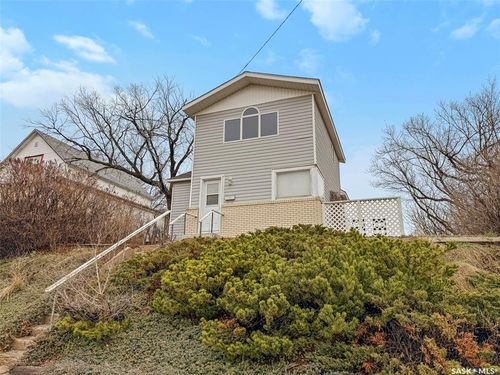 121 6th Ave Ne, Swift Current, SK, S9H2L9 | Card Image