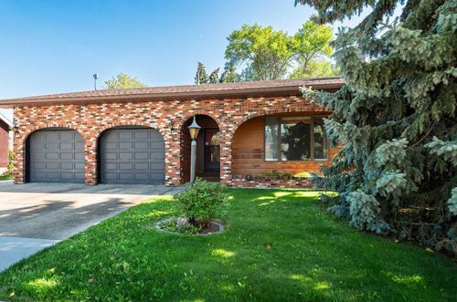 729 1 Street Ne, Three Hills, AB, T0M2A0 | Card Image