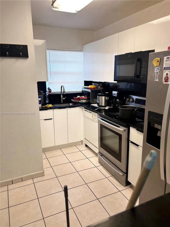 APT-511C - 1630 W 46 Th St, Condo with 2 bedrooms, 1 bathrooms and null parking in Hialeah FL | Image 6