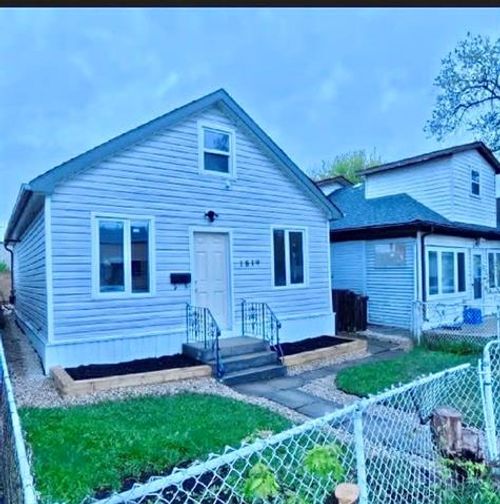 Welcome to 1819 Midmar. 3 bedrooms, 1013sf home. | Card Image
