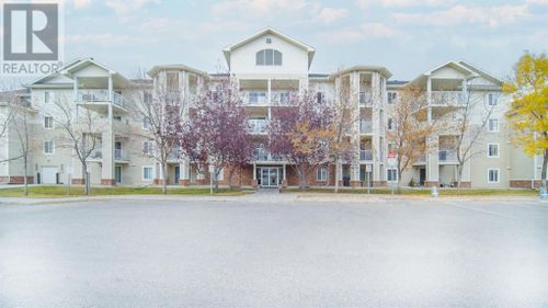 17 Country Village Bay Ne, Calgary, AB, T3K5Z3 | Card Image