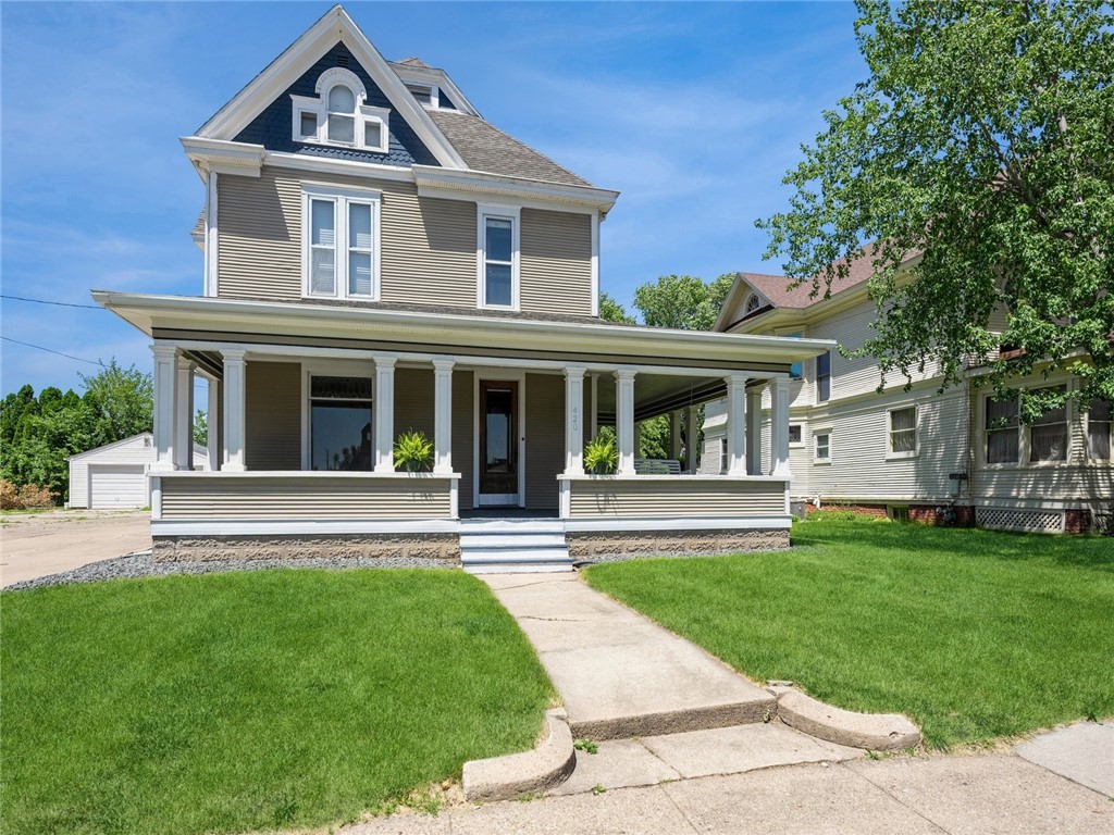 1st Ave, Newton, IA 50208