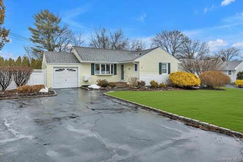 6 Longford St, Huntington, NY, 11743-6233 | Card Image