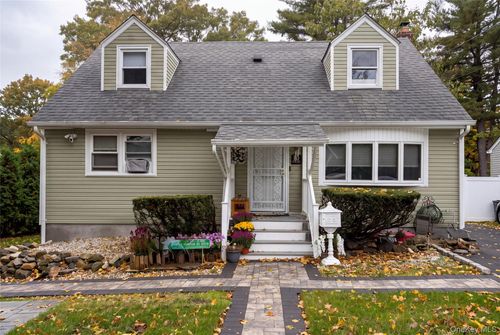 13 Cedarwood Dr, Huntingtn Sta, NY, 11746-1304 | Card Image