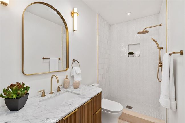 TOP UNIT RESTROOM #2 | Image 37